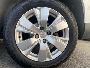 Peugeot 2008 1.2 PureTech Allure SUV 5dr Petrol EAT Euro 6 (s/s) (110 ps)