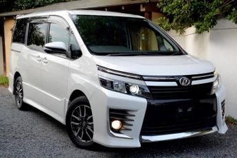 Toyota Voxy 2.0 ZS Version-Seven Seater