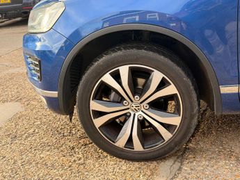 Volkswagen Touareg 3.0 TDI V6 BlueMotion Tech R-Line Tiptronic 4WD Euro 6 (s/s) 5dr