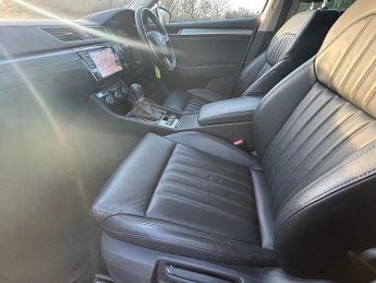 Skoda Superb 2.0 TDI SE L Executive Hatchback 5dr Diesel DSG Auto 6Spd 4WD Eu