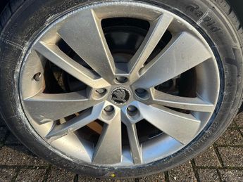 Skoda Superb 2.0 TDI SE L Executive Hatchback 5dr Diesel DSG Auto 6Spd 4WD Eu