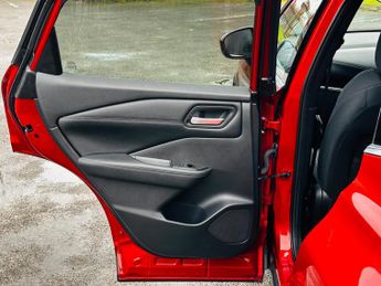 Nissan Qashqai 1.3 DIG-T MHEV N-Connecta SUV 5dr Petrol Hybrid XTRON Euro 6 (s/