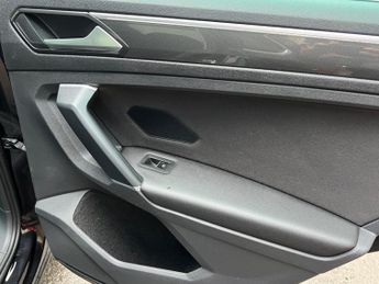 Volkswagen Tiguan 2.0 TDI BlueMotion Tech SEL DSG 4Motion Euro 6 (s/s) 5dr