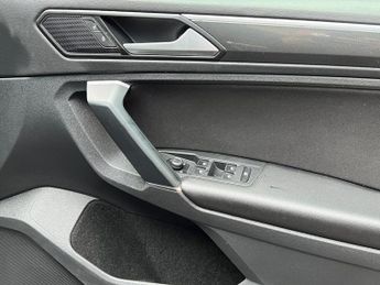 Volkswagen Tiguan 2.0 TDI BlueMotion Tech SEL DSG 4Motion Euro 6 (s/s) 5dr