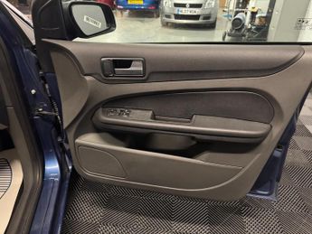 Ford Focus 1.6 Sport 5dr