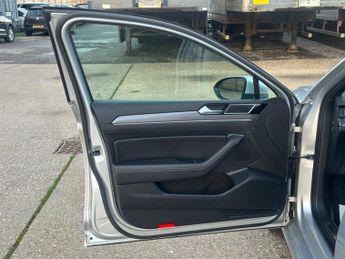 Volkswagen Passat 2.0 BiTDI BlueMotion Tech R-Line DSG 4Motion Euro 6 (s/s) 4dr