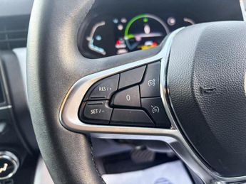 Renault Clio 1.6 E-TECH Techno Auto Euro 6 (s/s) 5dr