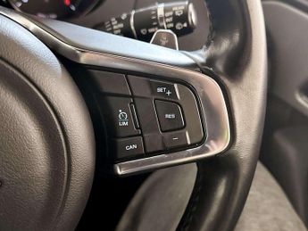 Jaguar F-PACE 2.0 D180 R-Sport SUV 5dr Diesel Auto AWD Euro 6 (s/s) (180 ps)