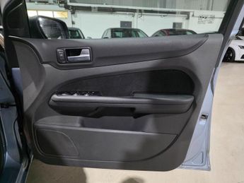 Ford Focus 1.6 Ghia 5dr