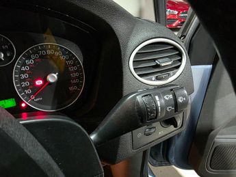 Ford Focus 1.6 Ghia 5dr