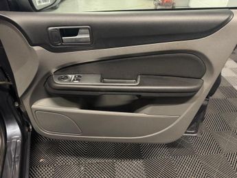 Ford Focus 1.6 Zetec 5dr