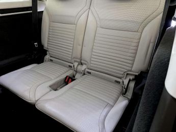 Land Rover Discovery 2.0 SD4 HSE Luxury SUV 5dr Diesel Auto 4WD Euro 6 (s/s) (240 ps)