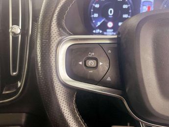 Volvo XC40 2.0 D3 R-Design SUV 5dr Diesel Auto AWD Euro 6 (s/s) (150 ps)