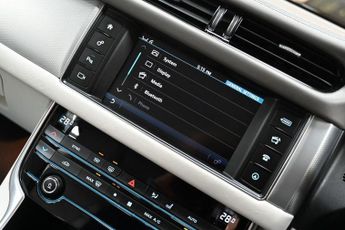 JAGUAR XF 2.0d Portfolio Saloon 4dr Diesel Auto Euro 6 (s/s) (180 ps) +FRE