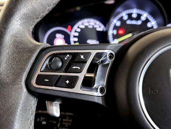 Porsche Cayenne 4.0 V8 E-Hybrid 14.1kWh Turbo S TiptronicS 4WD Euro 6 (s/s) 5dr