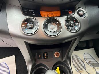 Toyota RAV4 2.2 D-CAT SR SUV 5dr Diesel Auto 4WD Euro 5 (150 ps)