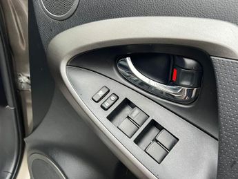 Toyota RAV4 2.2 D-CAT SR SUV 5dr Diesel Auto 4WD Euro 5 (150 ps)