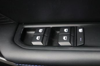 MG MG4 64kWh SE Long Range Auto 5dr