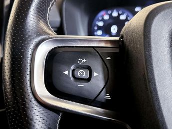 Volvo XC40 2.0 B4 MHEV R-Design SUV 5dr Petrol Hybrid Auto Euro 6 (s/s) (19