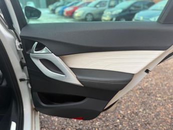 Citroen DS5 2.0 h e-HDi Airdream DSport EGS6 4WD Euro 5 (s/s) 5dr