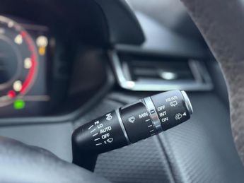 Land Rover Range Rover Velar 2.0 D240 R-Dynamic HSE Auto 4WD Euro 6 (s/s) 5dr