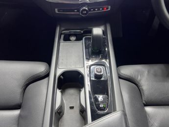 Volvo XC60 2.0 B4 MHEV Plus Auto AWD Euro 6 (s/s) 5dr