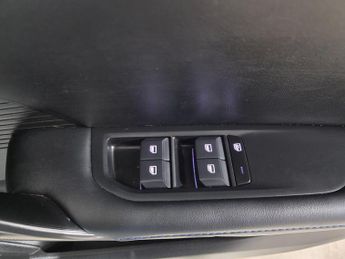 MG MG4 64kWh SE Long Range Auto 5dr