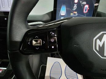 MG MG4 64kWh SE Long Range Auto 5dr