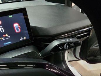 MG MG4 64kWh SE Long Range Auto 5dr