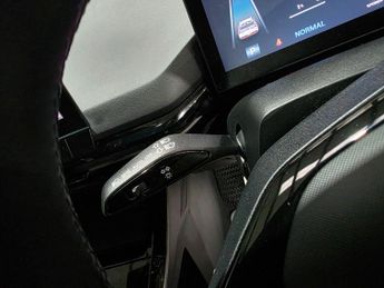 MG MG4 64kWh SE Long Range Auto 5dr