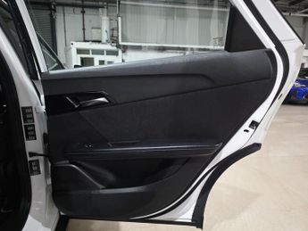 MG MG4 64kWh SE Long Range Auto 5dr