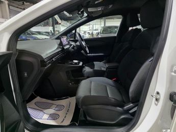 MG MG4 64kWh SE Long Range Auto 5dr