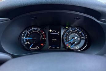 Toyota Hilux 2.8 D-4D-h Invincible X Auto 4WD Euro 6 4dr