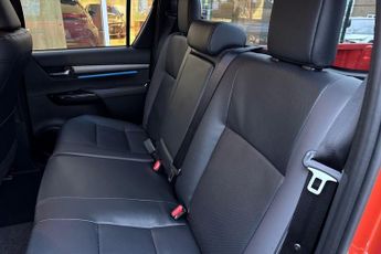 Toyota Hilux 2.8 D-4D-h Invincible X Auto 4WD Euro 6 4dr