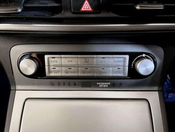 Hyundai KONA 39kWh Premium SUV 5dr Electric Auto (10.5kW Charger) (136 ps)