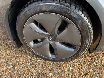 Tesla Model 3 Standard Range Plus Auto RWD 4dr