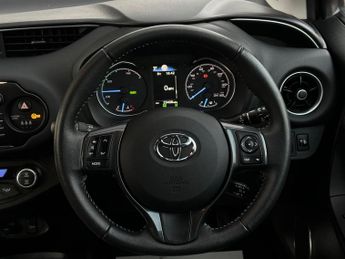 Toyota Yaris 1.5 VVT-h Y20 Bi-tone E-CVT Euro 6 (s/s) 5dr