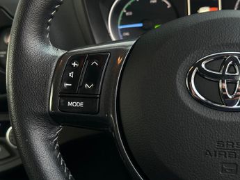 Toyota Yaris 1.5 VVT-h Y20 Bi-tone E-CVT Euro 6 (s/s) 5dr