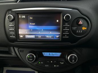 Toyota Yaris 1.5 VVT-h Y20 Bi-tone E-CVT Euro 6 (s/s) 5dr