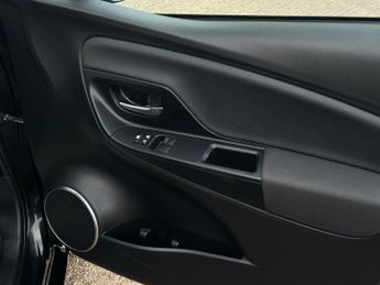 Toyota Yaris 1.5 VVT-h Y20 Bi-tone E-CVT Euro 6 (s/s) 5dr