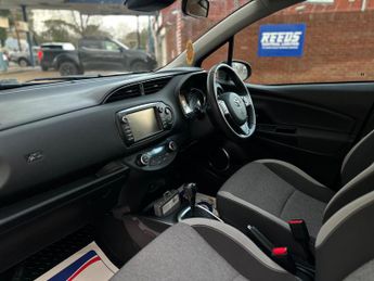 Toyota Yaris 1.5 VVT-h Y20 Bi-tone E-CVT Euro 6 (s/s) 5dr