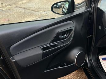 Toyota Yaris 1.5 VVT-h Y20 Bi-tone E-CVT Euro 6 (s/s) 5dr