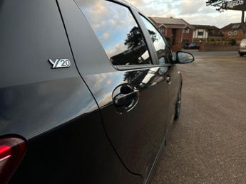 Toyota Yaris 1.5 VVT-h Y20 Bi-tone E-CVT Euro 6 (s/s) 5dr