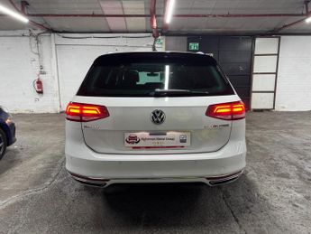 Volkswagen Passat 2.0 TDI BlueMotion Tech R-Line DSG Euro 6 (s/s) 5dr