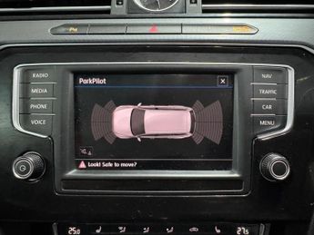 Volkswagen Passat 2.0 TDI BlueMotion Tech R-Line DSG Euro 6 (s/s) 5dr