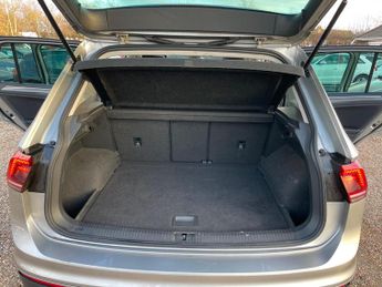Volkswagen Tiguan 2.0 TDI BlueMotion Tech SEL DSG 4Motion Euro 6 (s/s) 5dr