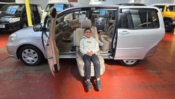 Toyota Raum 1.5 Auto lift mobility chair