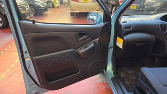 Toyota Yaris Verso 1.3 Mobility access auto lift chair