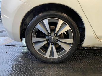 Nissan Leaf 24kWh Tekna Auto 5dr