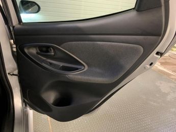 Toyota Yaris 1.5 VVT-h Design E-CVT Euro 6 (s/s) 5dr